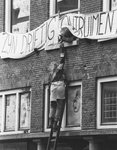 103334 Afbeelding van een kraker die via een ladder het gekraakte pand Drift 13 te Utrecht tracht te verlaten, tijdens ...
